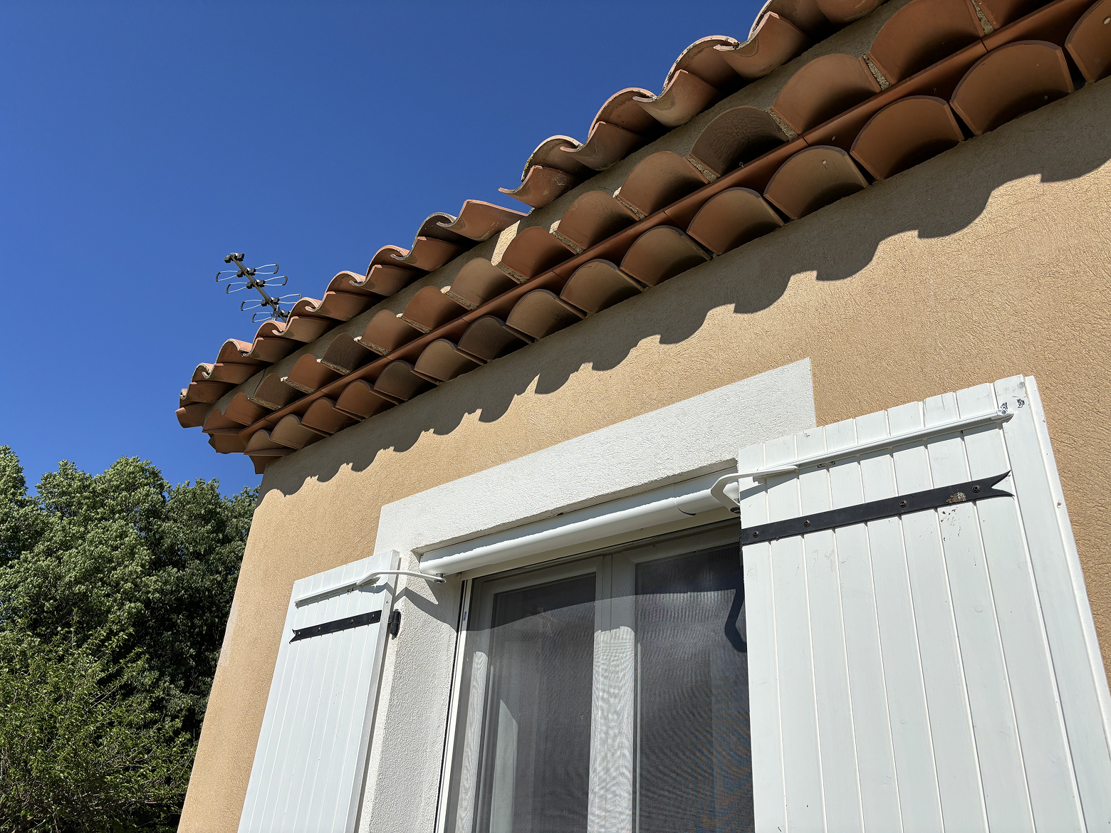 Façade de maison provençale avec volet électrique