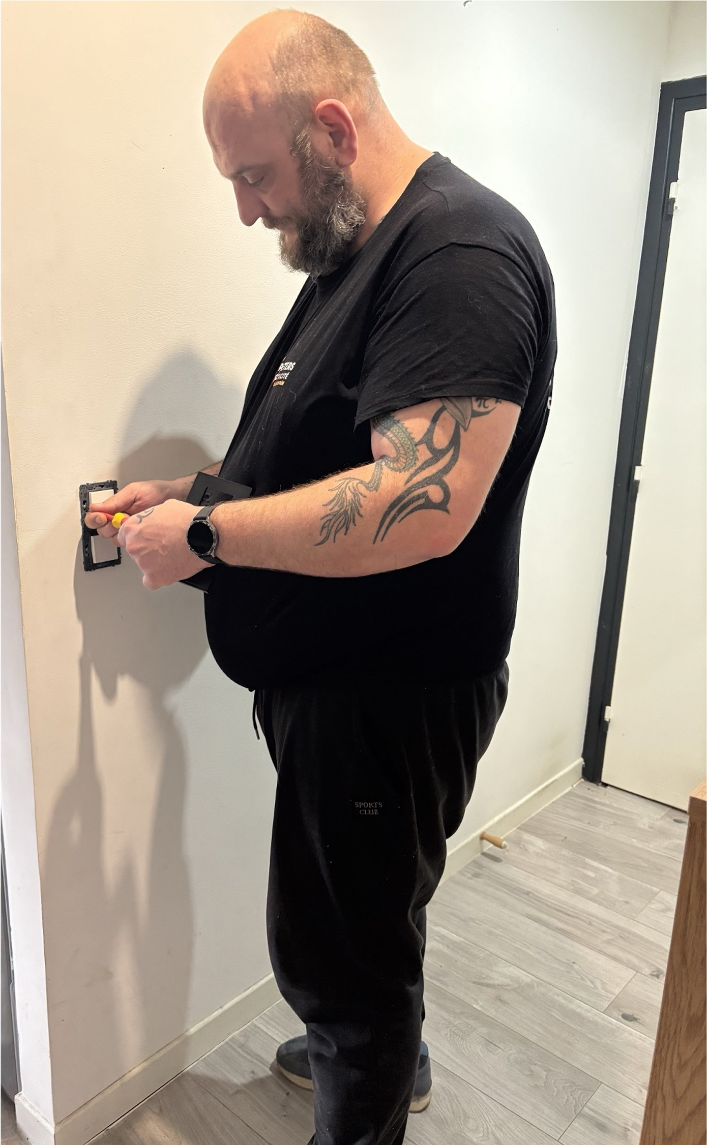 Technicien Peters Électricité installant un interrupteur