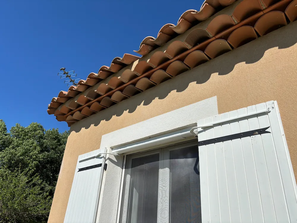 Résultat final de la pose d’un automatisme sur volet battant, moteur installé et système opérationnel