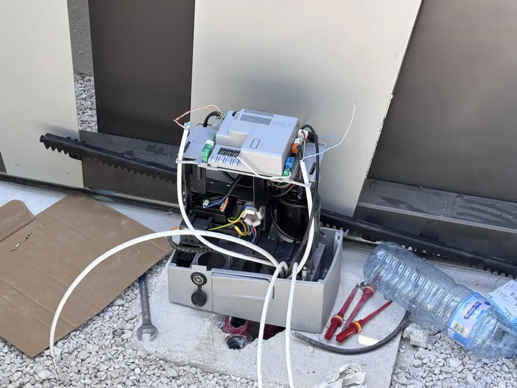 Sortie des câbles d’alimentation et préparation du câblage pour le moteur de portail automatique à Rognac