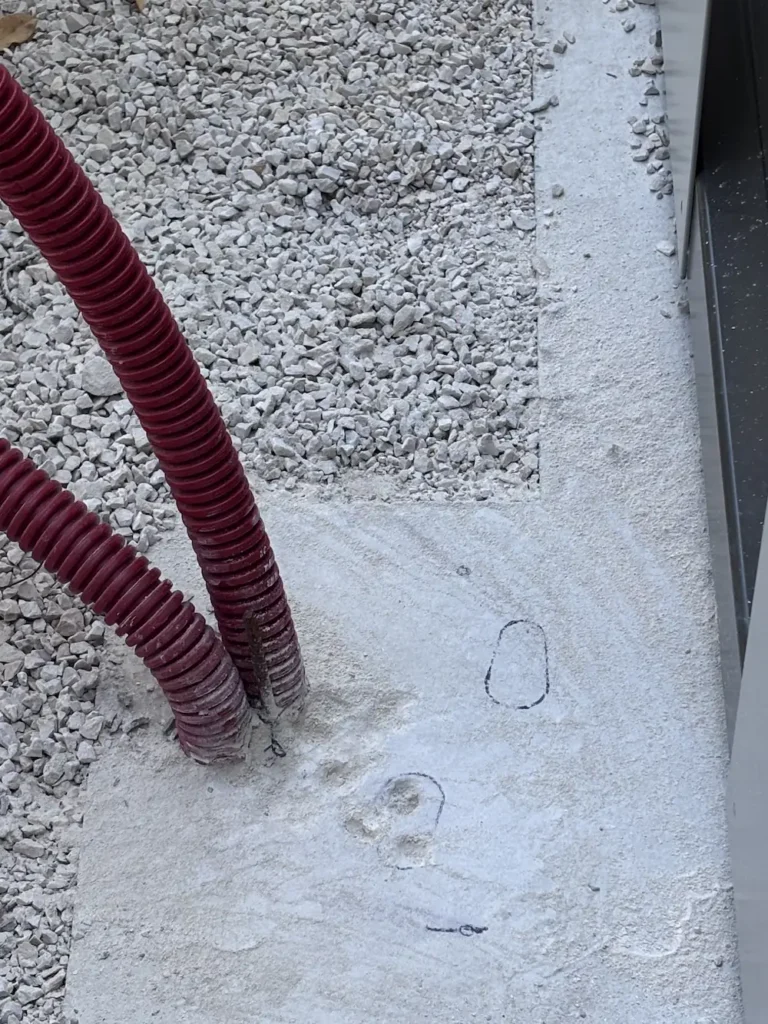 Passage des gaines d’alimentation pour l’installation d’un moteur de portail automatique à Rognac