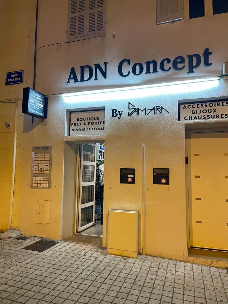 Éclairage LED installé sur la façade d’une boutique à Sausset-les-Pins pour mettre en valeur l’enseigne