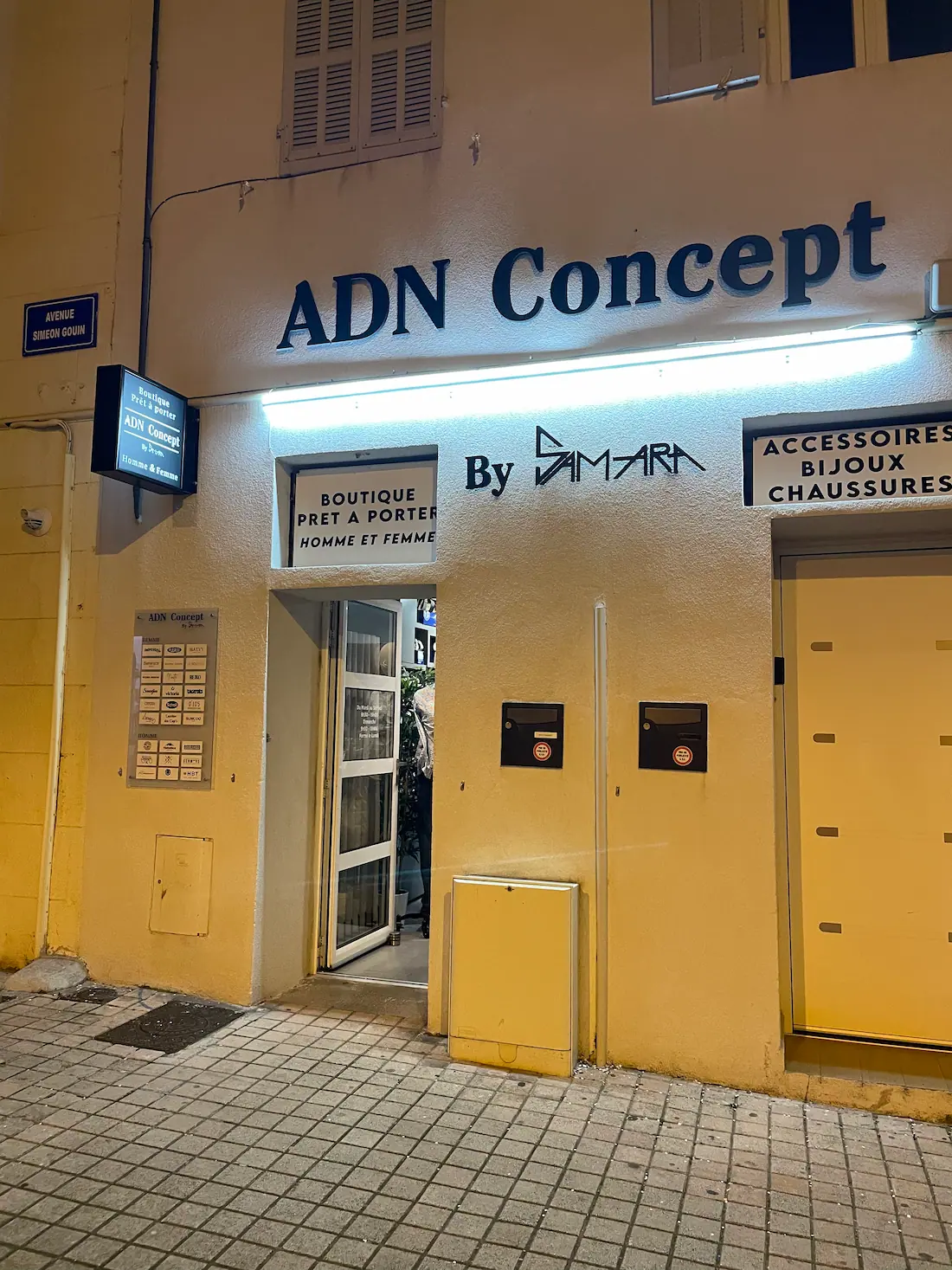 Éclairage LED installé sur la façade d’une boutique à Sausset-les-Pins pour mettre en valeur l’enseigne