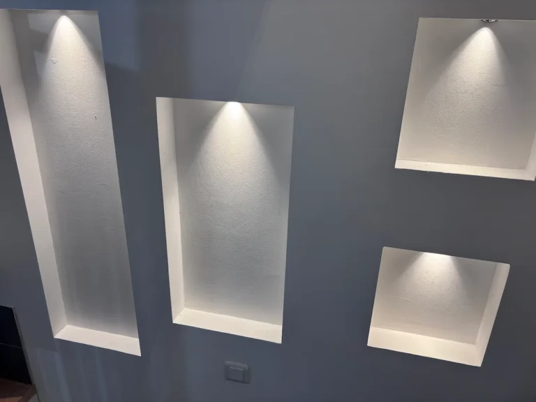Niches murales éclairées avec spots encastrés dans un magasin à Rognac