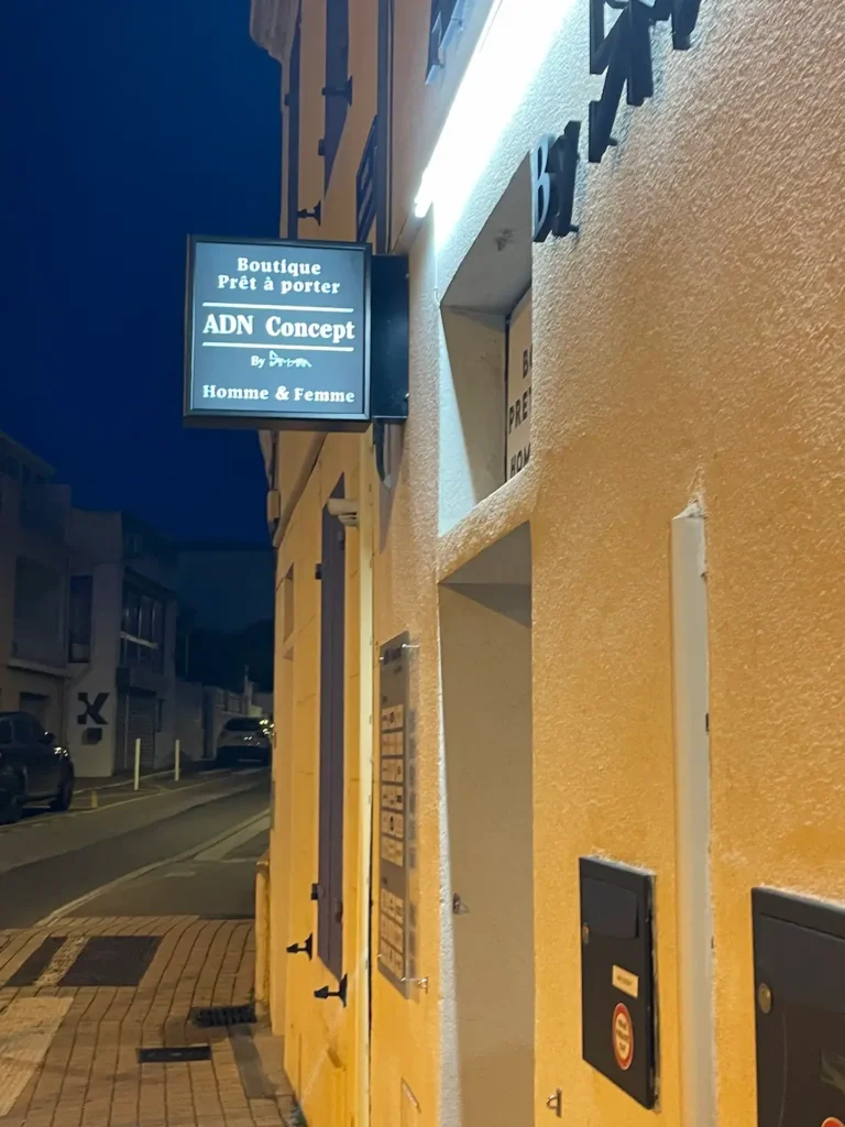 Enseigne drapeau éclairée par LED sur la façade d’une boutique à Sausset-les-Pins