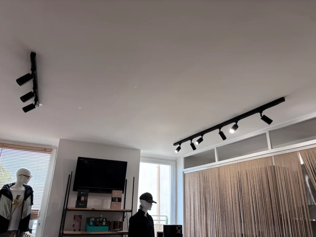 Rails de spots LED noirs installés au plafond pour l’éclairage d’un magasin à Rognac