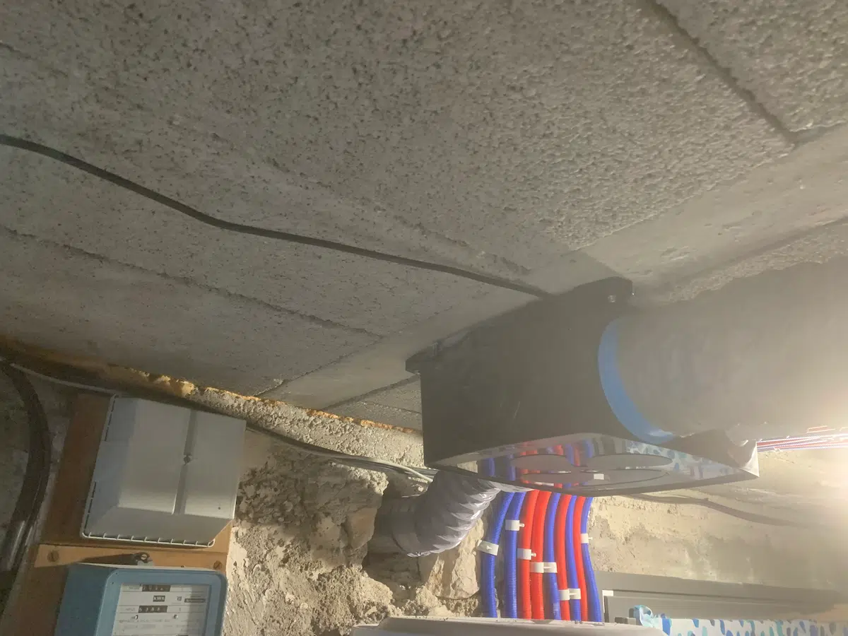 Unité de VMC fixée au plafond et raccordée électriquement lors d’une installation à Rognac