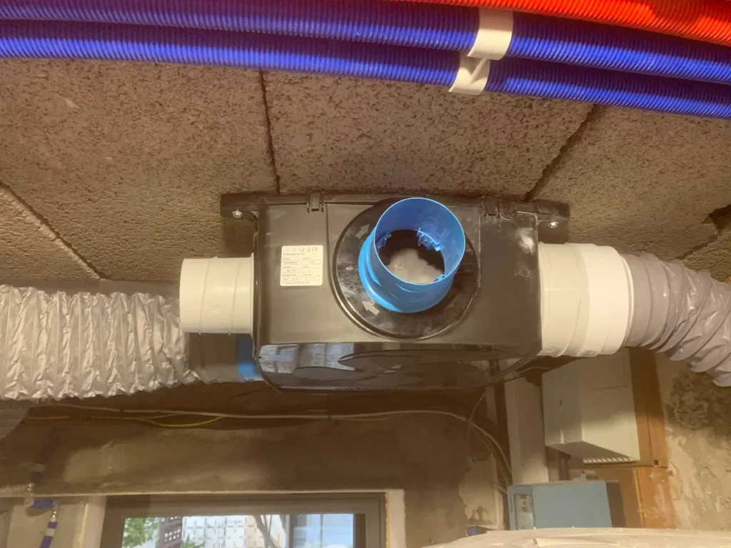 Installation d’une VMC à Rognac avec raccordement des gaines d’extraction et d’insufflation